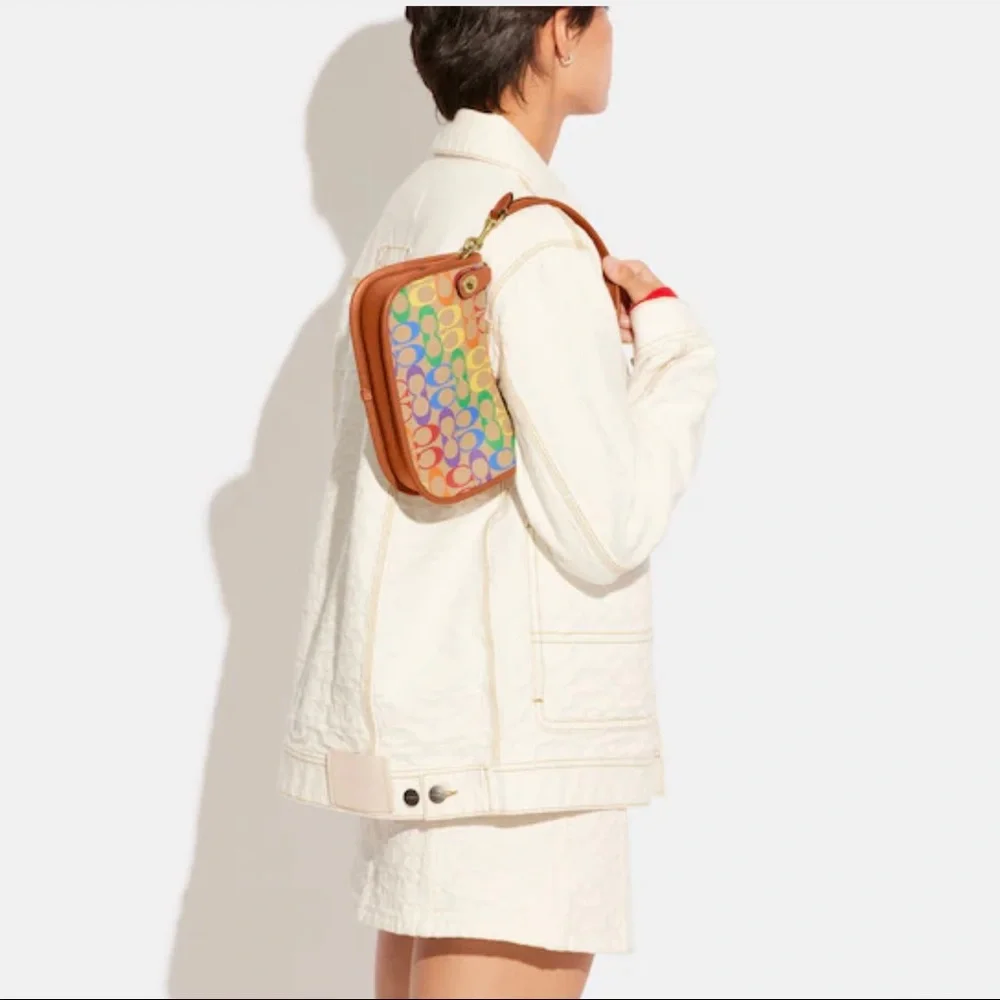 CA100 - Coach Swinger in Rainbow Signature Canvas - Picture 11 of 12